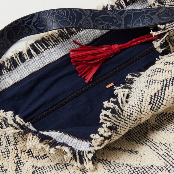 NWT Free People Miramar Carryall Bag in Azulejos - Picture 4 of 6